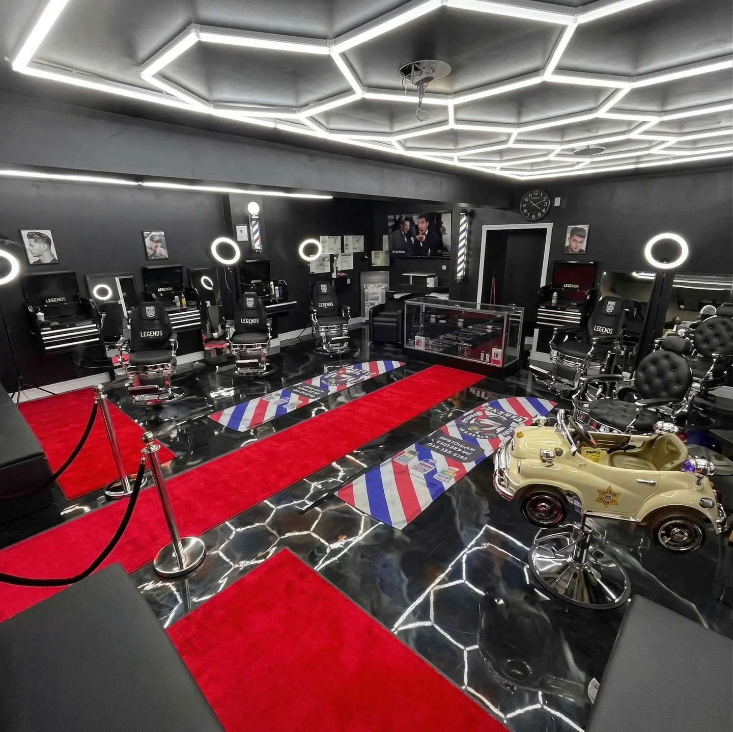 Intérieur grand angle salon Barbier514 — plafond LED